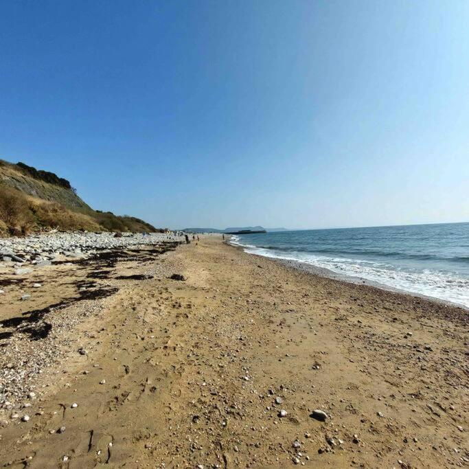 Sea Forever - Beautiful Chalet Which Overlooks The Sea! Amazing Views,Lovely Interior And Set Within The Best Part Of Lyme With Beaches, Restaurants And Harbour All On Your Doorstep! Rated Highly Lyme Regis Exterior foto