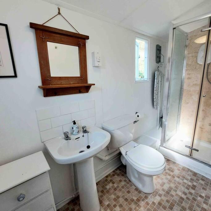 Sea Forever - Beautiful Chalet Which Overlooks The Sea! Amazing Views,Lovely Interior And Set Within The Best Part Of Lyme With Beaches, Restaurants And Harbour All On Your Doorstep! Rated Highly Lyme Regis Exterior foto